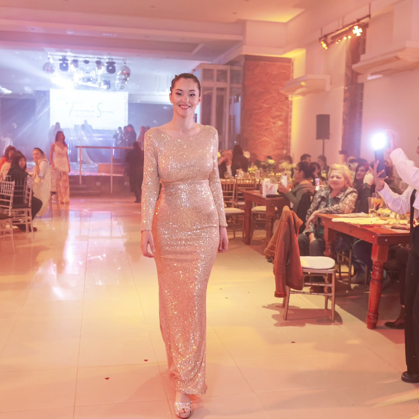 Vestido largo dorado de lentejuelas con mangas largas