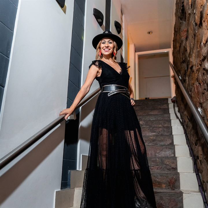 Vestido negro de tul en la escalera