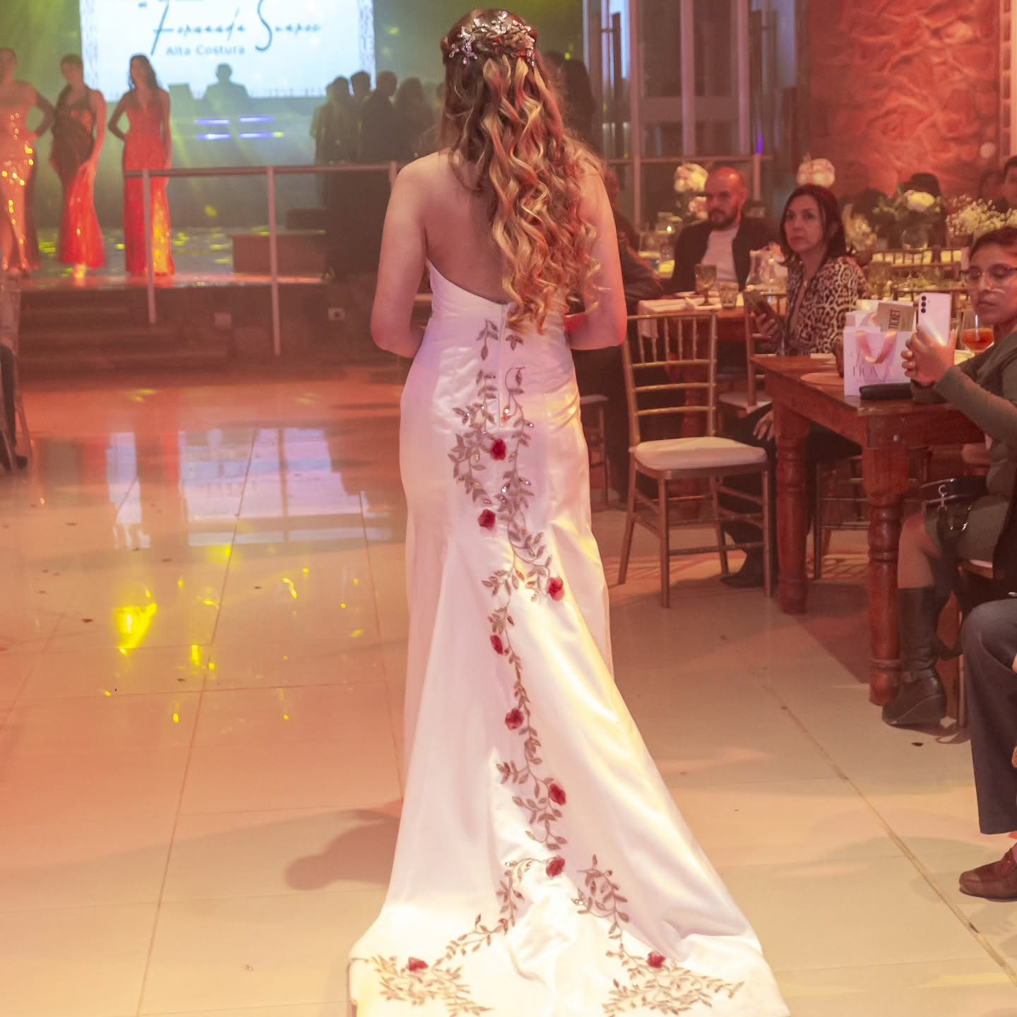 Espalda de vestido de novia con enredadera de rosas bordadas
