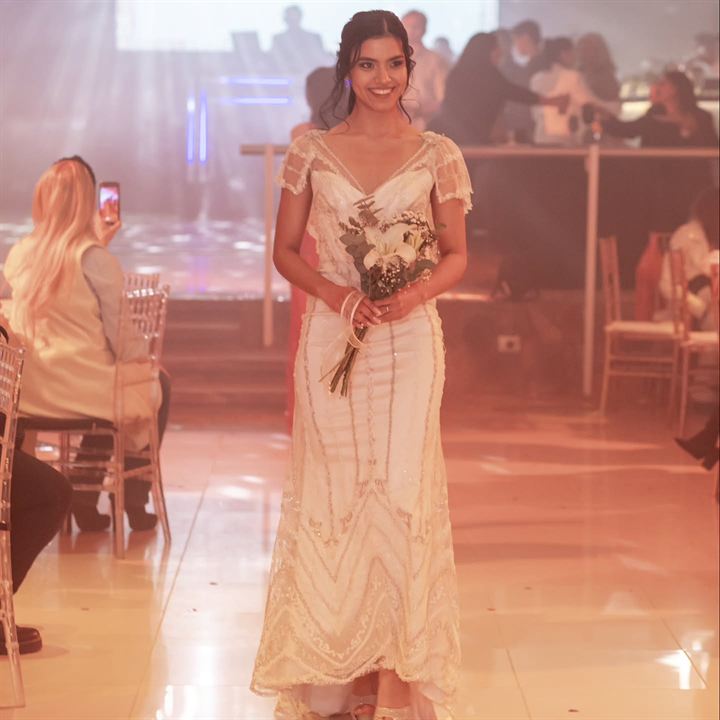 Novia con vestido de encaje de inspiración vintage y ramo