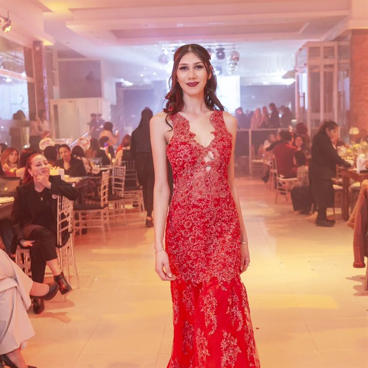 Vestido rojo de encaje con aplicaciones bordadas